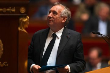Frankreich / Premier François Bayrou übersteht Misstrauensvotum