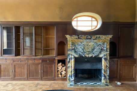 Die Bibliothek von Aline Mayrisch de Saint-Hubert, ehe sie mit Holzpaneelen geschützt wurde