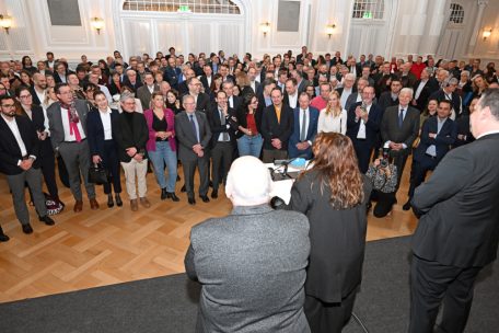LCGB-Präsident Patrick Dury, OGBL- und CSL-Präsidentin Nora Back sowie CSL-Direktor Sylvain Hoffmann vor den Gästen im Cercle Cité