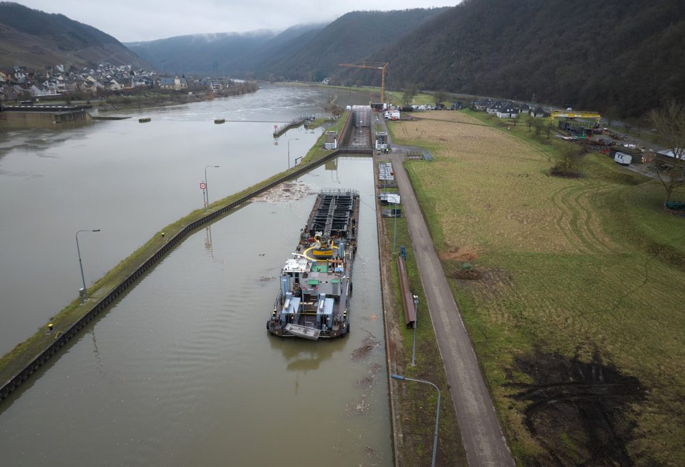 Rheinland-Pfalz / Nach Mosel-Unfall: Tonnenschweres Ersatztor für beschädigte Schleuse ist angekommen