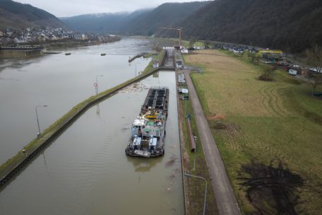 Rheinland-Pfalz / Nach Mosel-Unfall: Tonnenschweres Ersatztor für beschädigte Schleuse ist angekommen