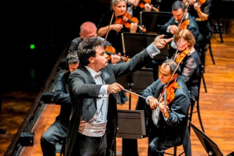 Martin Rajna dirigiert das Gy&ouml;r Philharmonic Orchestra 