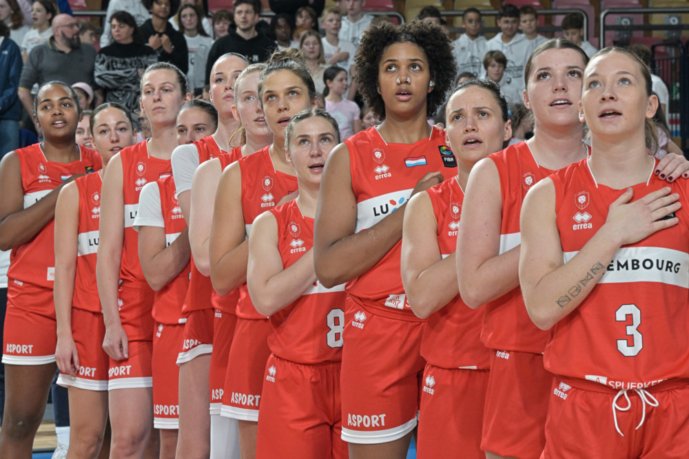 FLBB-Damen / Mit 13 Spielerinnen, aber ohne Etute ins historische Zeitfenster