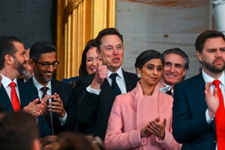 (v.l.) Donald Trump Jr., Google-Chef Sundar Pichai, Elon Musk, Second First Lady Usha Vance, Doug Burgum, ehemaliger Gouverneur von South Dakota, und Vizepräsident JD Vance während der Vereidigungszeremonie