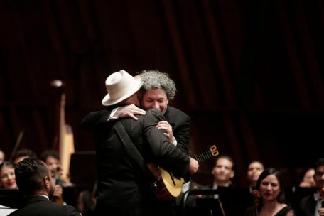 Herzliche Umarmung nach der venezolanischen Fiesta mit Jorge Glem auf der Cuatro