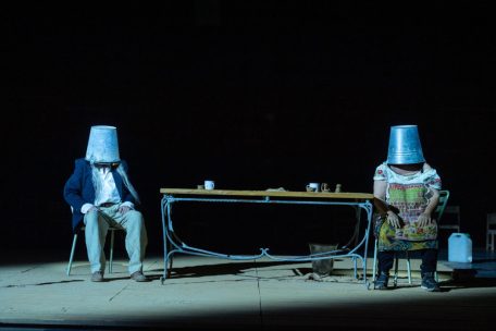 Roberto Ciulli (l.) und Eva Mattes (r.) in „S wie Schädel“