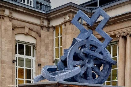 „Mir, wir, nous“ ziert die place des Bains