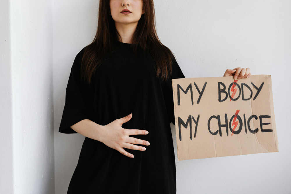 Editorial / Willkommen in Absurdistan, wo die Rechte von Frauen zum politischen Spielball werden