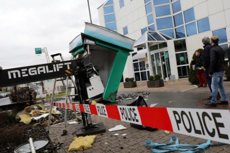 Strassen / Busfahrer verliert Kontrolle und kracht gegen Geldautomaten