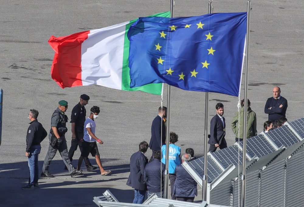 Flüchtlinge / Trotz früherer Niederlagen vor Gericht: Italien bringt wieder Migranten nach Albanien
