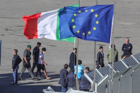 Flüchtlinge / Trotz früherer Niederlagen vor Gericht: Italien bringt wieder Migranten nach Albanien