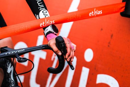 Marie Schreiber fuhr mit einem Tape am Ringfinger