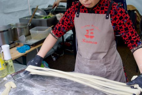 Die Kunst des Nudelziehens, eine Technik, die Xu Ying seit ihrer Kindheit in Nordchina beherrscht