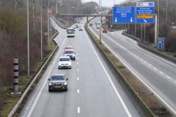 Verfolgungsjagd auf der A4  / Fahrer flüchtet vor Polizei – Beamte finden verlassenes Auto bei Ehleringen 