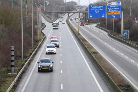 Verfolgungsjagd auf der A4  / Fahrer flüchtet vor Polizei – Beamte finden verlassenes Auto bei Ehleringen 