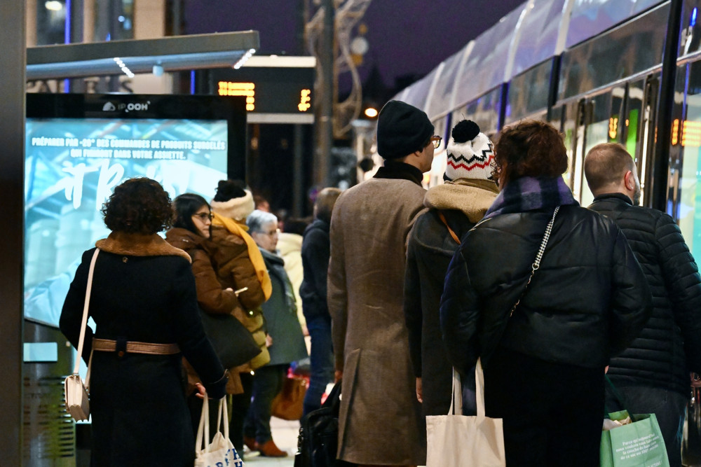 Messerattacke an Tram-Haltestelle / Not-Operation rettete Leben von 31-Jährigem – Justiz berichtet von zweiter angegriffener Person
