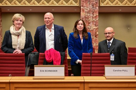 Kommissionspräsidentin Francine Closener mit den Petenten Marc Gerges, Caroline Pull und Erik Schneider (v.l.)