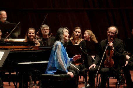 Mitsuko Ushida: eine tolle Pianistin – aber das Dirigieren sollte sie bleiben lassen