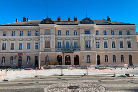 Soll zur neuen Stadtmitte der Doppelstadt werden: der neu gestaltete Europa- oder Transalpina-Platz vor dem renovierten Bahnhof von Nova Gorica, Slowenien