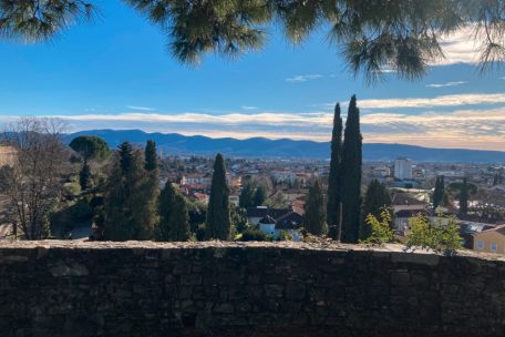 Blick von der Festung auf Gorizia: Im 19. Jahrhundert wurde das &bdquo;&ouml;sterreichische Nizza&ldquo; als Luftkurort gesch&auml;tzt