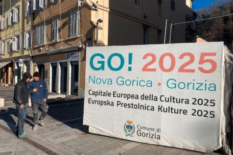 Bauz&auml;une als Vorboten einer historischen Premiere: Werbebanner f&uuml;r das doppelte Kulturjahr in Gorizia, Italien