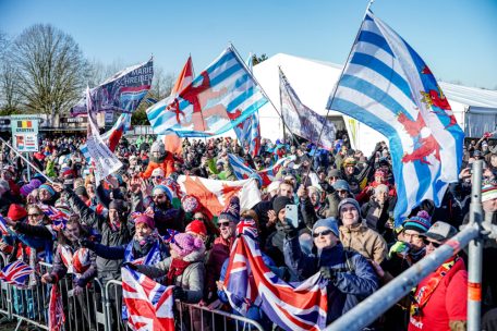 Ein Fahnenmeer in Liévin: mittdendrin der Rote Löwe