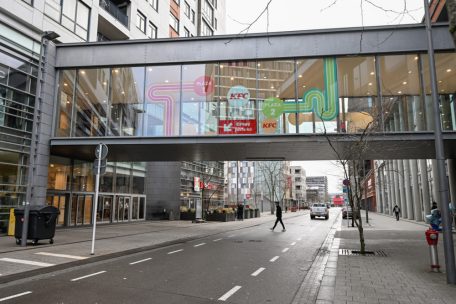 Vor dem Plaza / Neuer Zebrastreifen in Belval soll mehr Schutz bei jeder Wetterlage bieten
