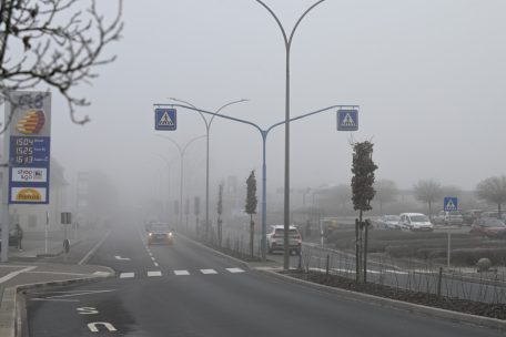 An diesem Zebrastreifen im Pommerloch, der tagtäglich wohl von Hunderten Fußgängern benutzt wird, gilt eine Höchstgeschwindigkeit von immerhin noch 70 km/h