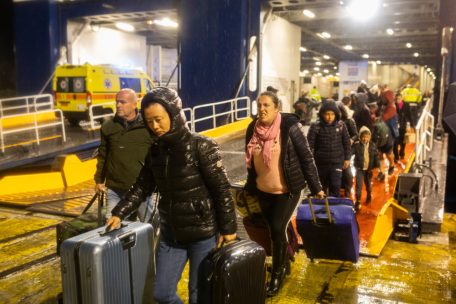 Menschen steigen im Hafen von Piräus in der Nähe von Athen von einer Fähre, mit der sie die griechische Insel Santorini verlassen haben