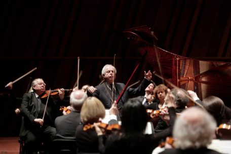 Alain spannt den Bogen / Perfekte Harmonie von Stil und Dynamik bei Arthur Stockel und Sir Andras Schiff mit der Capella Andrea Barca