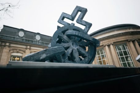 Editorial / Besser ein Monument für John Lennon als „Mir, Wir, Nous, Us“