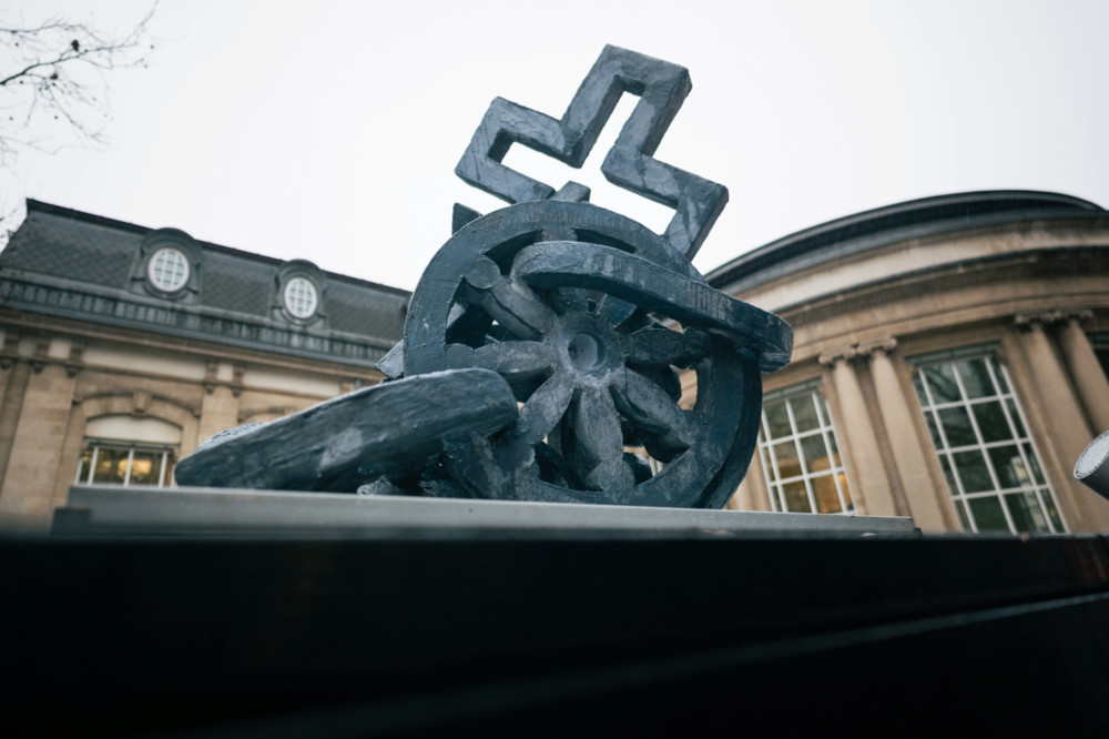 Editorial / Besser ein Monument für John Lennon als „Mir, Wir, Nous, Us“