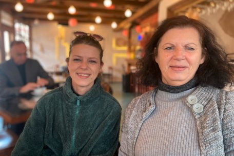 Tr&auml;umt von einem Neustart in Deutschland: die 31-j&auml;hrige&nbsp;Agrarwissenschaftlerin Era (links) mit ihrer Mutter Violeta in Gjakova