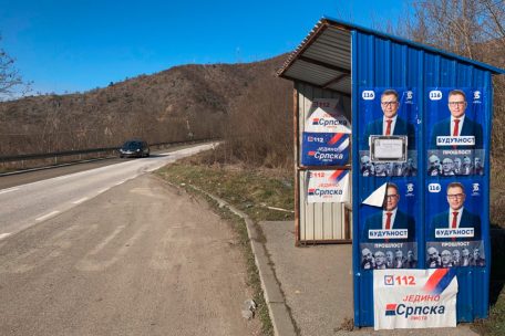 Wahlen mit immer weniger W&auml;hlern: Wahlplakate f&uuml;r serbische Minderheitenparteien bei Zvecan in Nordkosovo