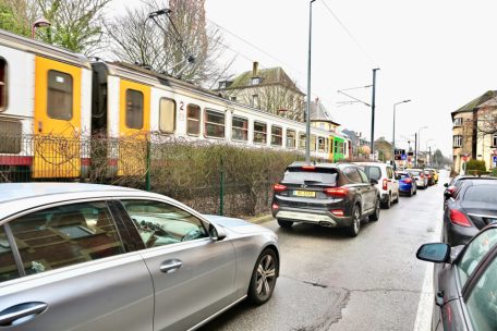 Die Bahnübergänge verursachen regelmäßig Staus