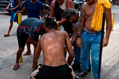 Der Leichnam eines in einer Schießerei zwischen Gangs und Polizei Getöteten wird weggetragen. Blutiger Alltag in der Favela Complexo de Alemão in Rio de Janeiro.