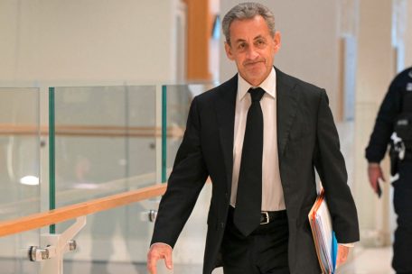 Frankreich / Ex-Präsident Sarkozy trägt nun elektronische Fußfessel