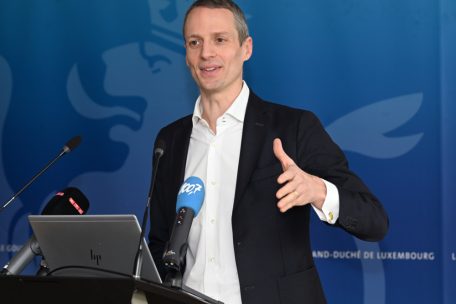 Serge Wilmes beim Erklären seiner Strategie