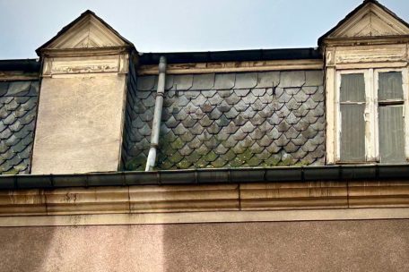 Vor Jahren, vermutlich 2018, hat die Gemeinde das Fenster schließen lassen