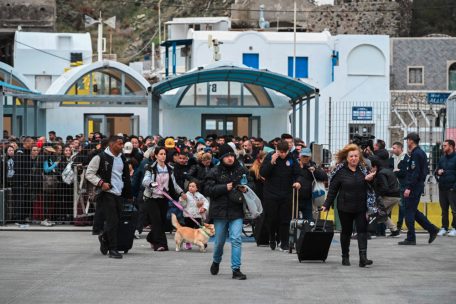 Zu Wochenbeginn: Menschen gehen in Richtung einer Fähre, nach wiederholten Erdbeben