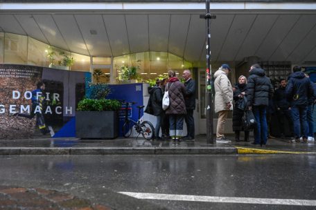 Obwohl Medienpräsenz am Rande der Sitzungen im Ministerium für innere Angelegenheiten von Minister Léon Gloden (CSV) nicht erwünscht war, wartete die Presse am Montag vor den Räumlichkeiten in der rue Beaumont