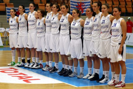 Das Nationalteam im Jahr 2012: Damals stand Lisy (Nr. 4) gemeinsam mit Schwester Tessy (Nr. 7) auf dem Feld