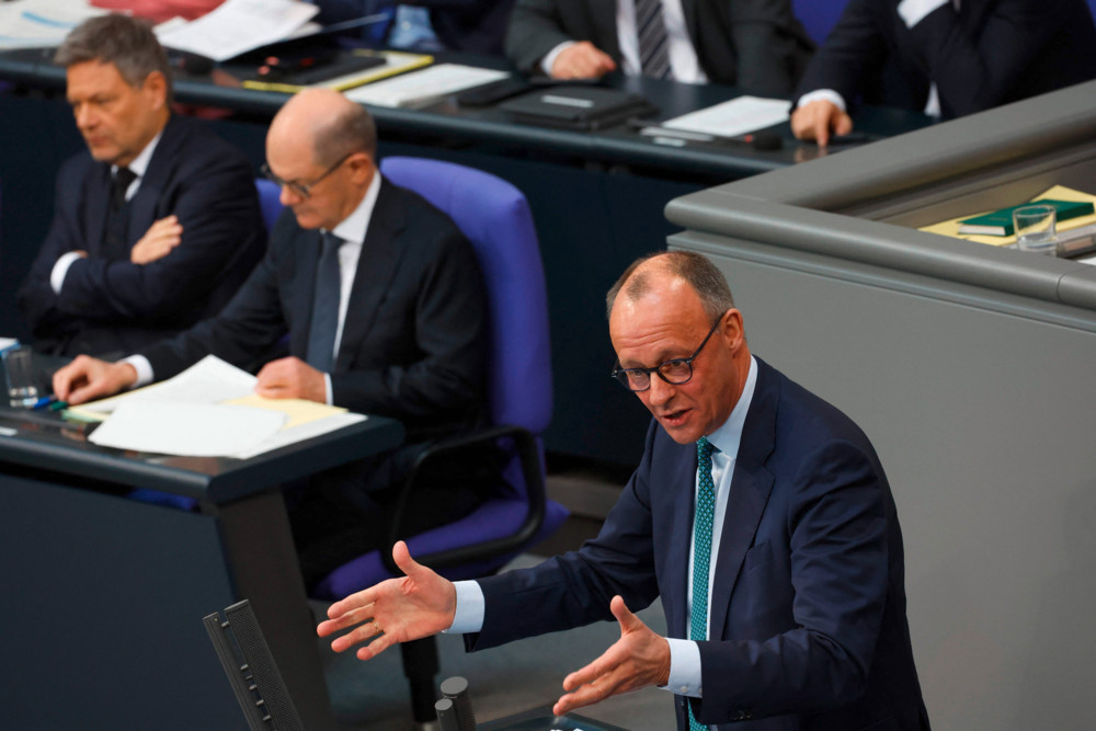 Deutschland / Kampf um den Kanzlerstuhl: Letzter Schlagabtausch im Bundestag