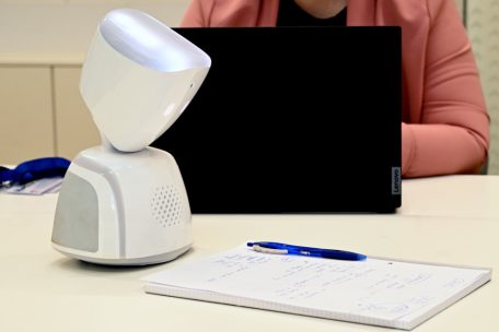 Der Avatar repräsentiert Augen, Ohren und Stimme des fehlenden Kindes im Klassenzimmer