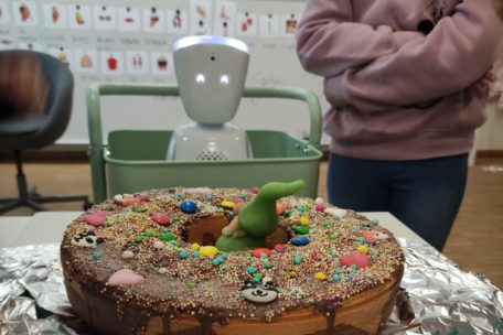Beim gemeinsamen Kuchenessen darf der Avatar selbstverständlich nicht fehlen …