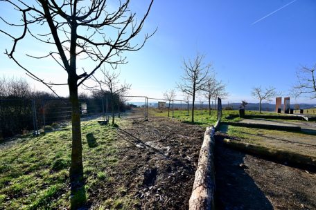 Die Vorbereitungsarbeiten für den Fledermausturm, nahe dem „Monument aux victimes de la route“, scheinen begonnen zu haben