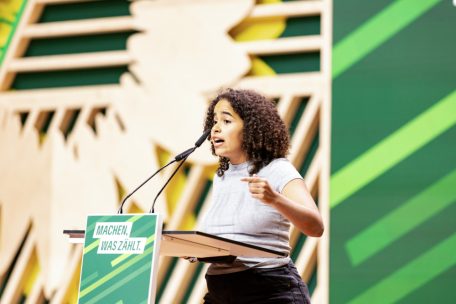 Eine der Personen, die sich an dem Sammelband beteiligten: Sarah-Lee Heinrich, hier auf der Bundesdelegiertenkonferenz B90/Die Gr&uuml;nen in Karlsruhe im Jahr 2023