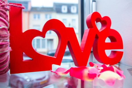 Editorial / Liebe statt Zeug: Wir müssen unser Schenkverhalten ändern