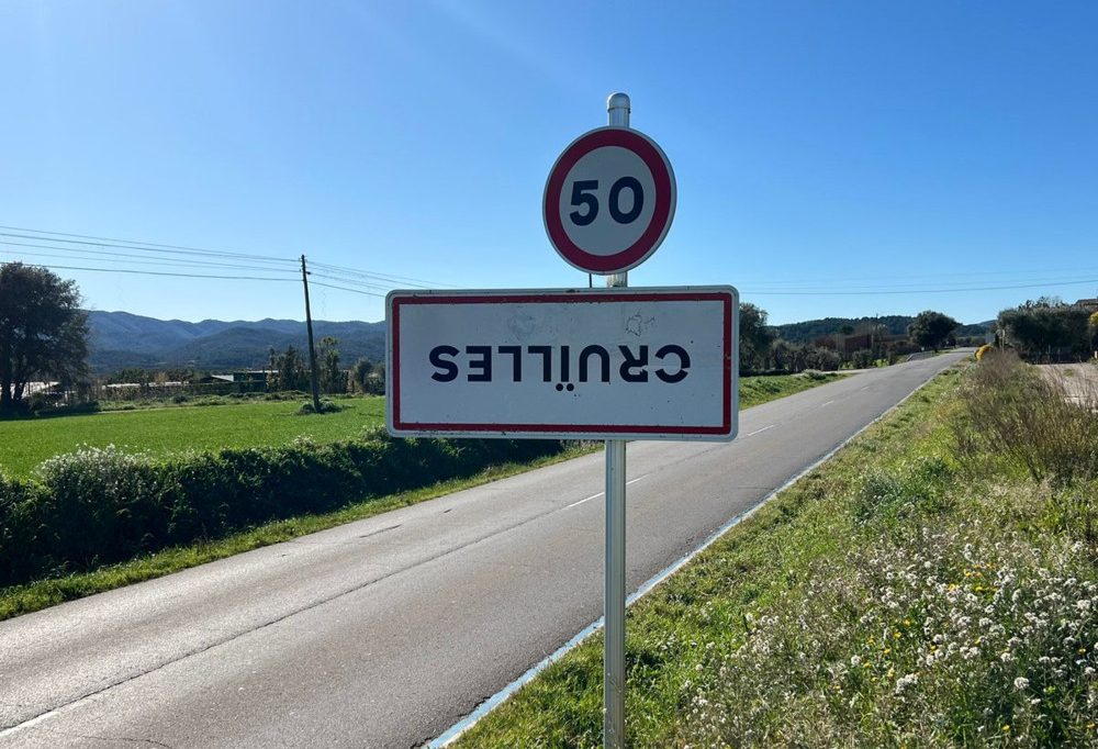 Umgedrehte Ortsschilder / So kämpfen spanische Bauern gegen Regulierungen aus Brüssel