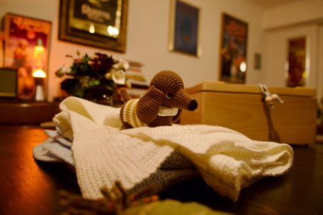 Freiwillige nähen oder häkeln kleine Decken und Stofftiere und gestalten Erinnerungsboxen